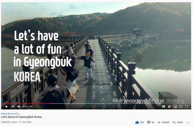 ▲ 안동 월령교에서 탈춤 홍보를 하고 있다.ⓒ경북관광공사