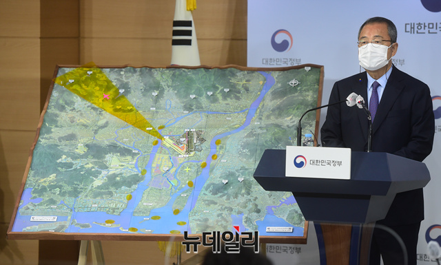 ▲ 김수삼 김해신공항 검증위원장이 17일 오후 서울 종로구 정부서울청사 브리핑룸에서 김해신공항 검증위원회 검증 결과를 발표하고 있다. ⓒ정상윤 기자