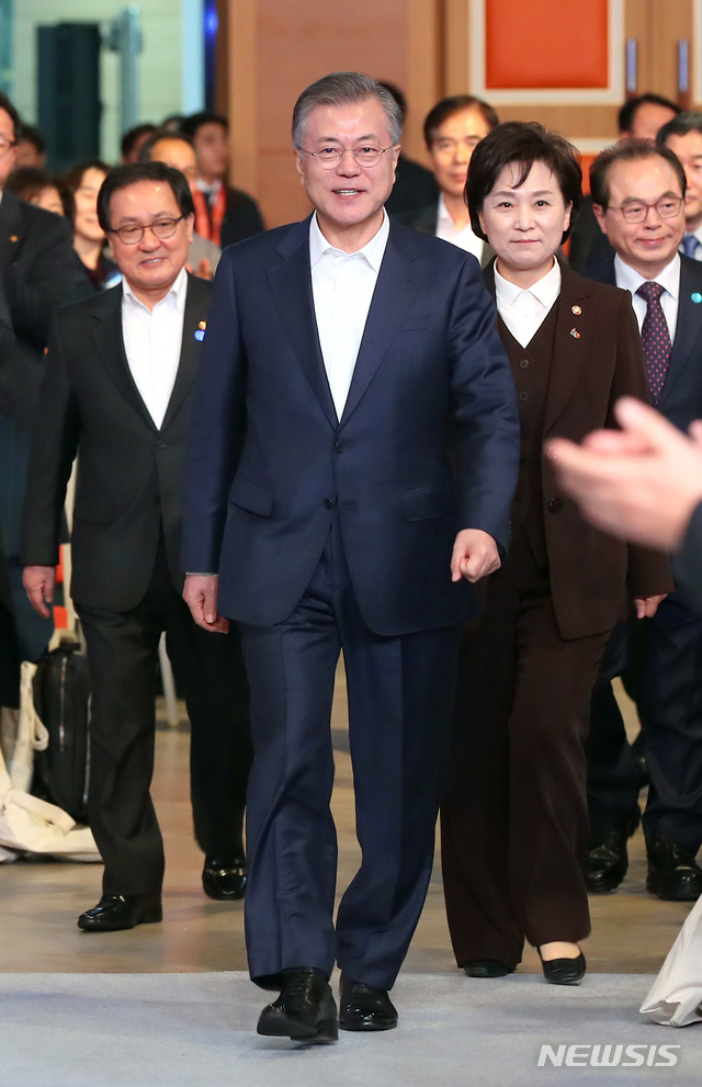 ▲ 지난해 2월13일 부산 해운대구 벡스코에서 열린 스마트시티 혁신전략 보고회에 문재인 대통령이 참석하고 있다. 오른쪽 뒤쪽으로 김현미 국토부 장관과 오거돈 전 부산시장이 함께 입장하고 있다.ⓒ뉴시스