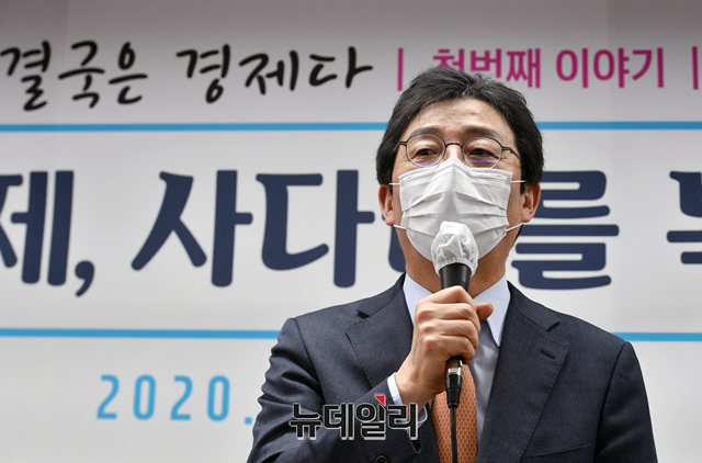 ▲ 16일 서울 여의도에 위치한 자신의 사무실 '희망22'에서 '결국은 경제다-주택문제, 사다리를 복원하자' 토론회를 연 유승민(사진) 전 의원. ⓒ이종현 기자