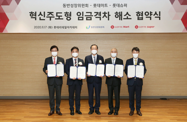 ▲ 왼쪽부터 문영표 롯데마트 대표, 우종만 (주)지더블유 파트너스 대표, 권기홍 동반성장위원장, 이영호 (주)이호 대표, 남창희 롯데슈퍼 대표ⓒ롯데쇼핑