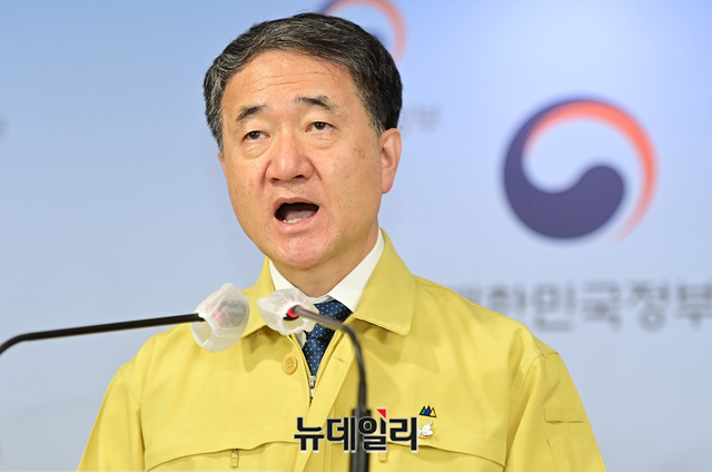 ▲ 박능후 보건복지부 장관이 17일 정오 서울 종로구 정부서울청사 브리핑실에서 수도권 지역의 사회적 거리두기 단계를 1.5로 격상하는 내용을 발표하고 있다. ⓒ정상윤 기자