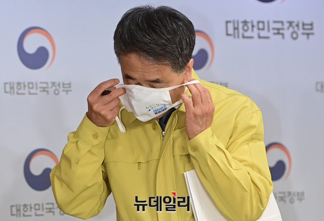 ▲ 박능후 보건복지부 장관이 17일 정오 서울 종로구 정부서울청사 브리핑실에서 수도권 지역의 사회적 거리두기 단계를 1.5로 격상하는 내용을 발표하고 보건용마스크를 착용하고 있다. ⓒ정상윤 기자