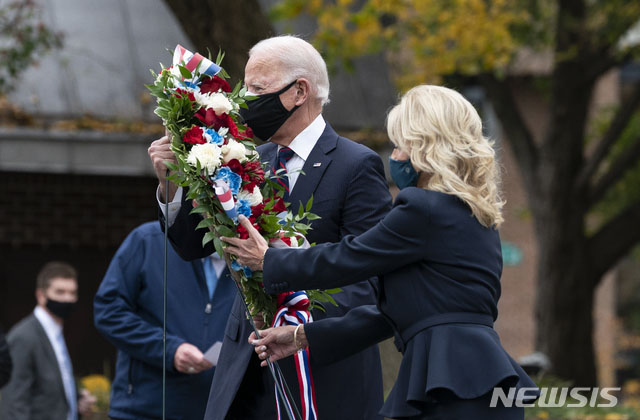 ▲ 지난 11일(현지시간) 재향군인의 날을 맞아 한국전 참전군인 기념비를 찾아 헌화하는 조 바이든 '당선인' 부부. 그는 당시 