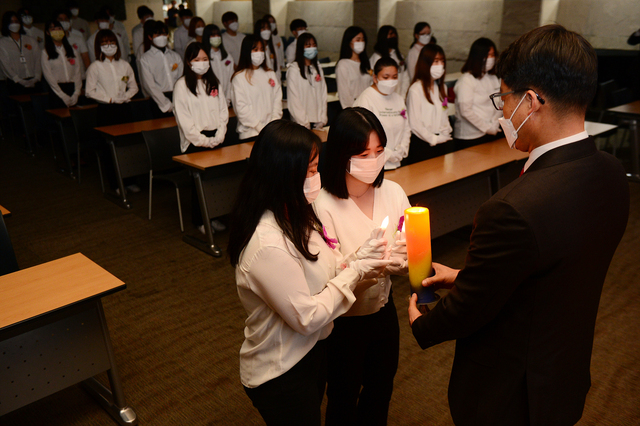 ▲ 16일 오전 대구보건대학교 본관 3층 대회의실에서 개최된 제16회 사회복지사 선서식에서 사회복지 선서를 하고 있다.ⓒ대구보건대