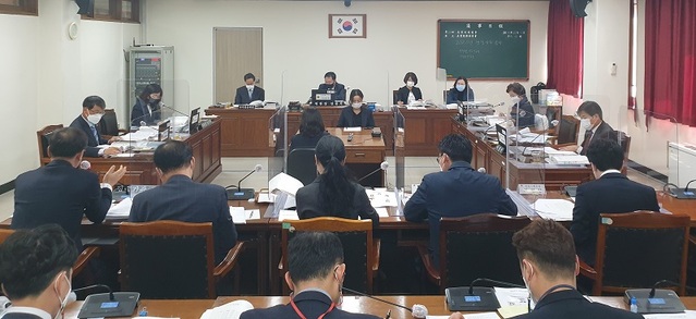 ▲ 17일 충북도의회 건설환경소방위원회 행정사무감사 장면.ⓒ충북도의회
