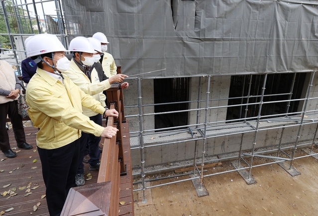 ▲ ‘성주읍 BOOK-문화놀이터’ 조성사업의 현장에서 이병환 군수와 추진위원, 시공사 등 관계자와 함께 겨울철 대비 ‘특별 안전점검’을 실시했다.ⓒ성주군