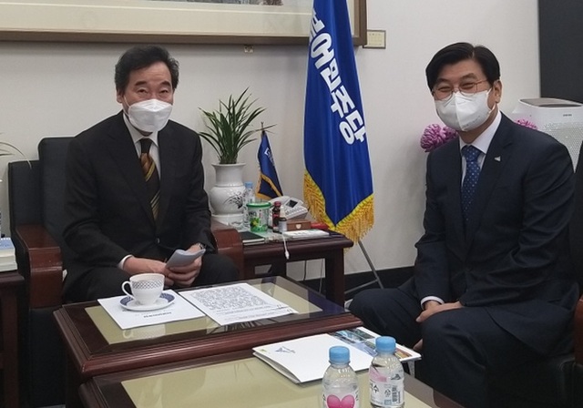 ▲ 이춘희 세종시장이 17일 국회 이낙연 당대표 사무실을 방문, 세종의사당 설치 예산 증액 등과 관련해 면담을 하고 있다.ⓒ세종시