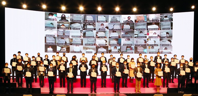 ▲ 지난 7일 오후 서울 한남동 블루스퀘어에서 열린 '2020 행복얼라이언스 데이(DAY)'에서 최태원 SK 회장(맨앞줄 오른쪽 네번째)과 회원사 관계자 등이 협약서를 들고 기념촬영을 하고 있다. ⓒSK