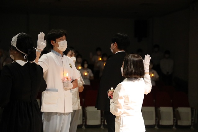 ▲ 17일 충북보건과학대학에서 열린 제9회 나이팅게일 선서식 장면.ⓒ충북보건과학대학