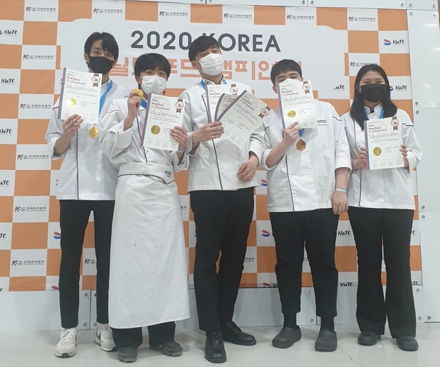 ▲ 충청대 식품영외식학부 호텔이식조리전공 학생들이 국제 요리경영대회에서 대상을 받았다. 대상을 받은 학생들이 기념촬영을 하고 있다.ⓒ충청대