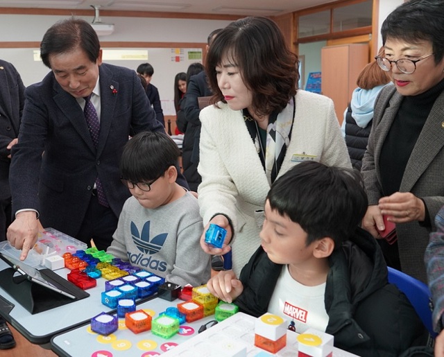 ▲ 송기섭 진천군수(왼쪽)가 관내 스마트스쿨을 방문해 아이들과 얘기를 나누고 있다.ⓒ진천군