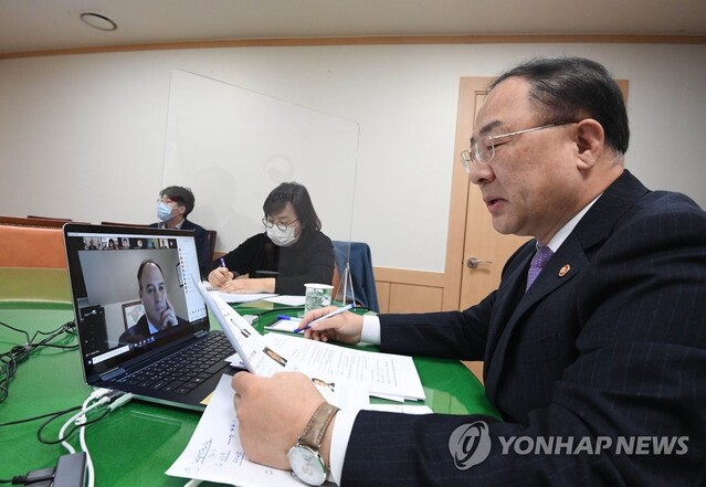 ▲ S&P 국제신용평가사와 화상회의하는 홍남기 부총리.ⓒ연합뉴스