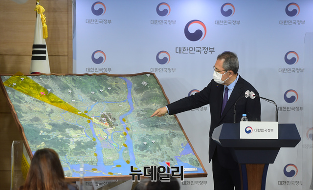 ▲ 김수삼 김해신공항 검증위원장이 17일 오후 서울 종로구 정부서울청사 브리핑룸에서 김해신공항 검증위원회 검증 결과를 발표하고 있다. ⓒ정상윤 기자