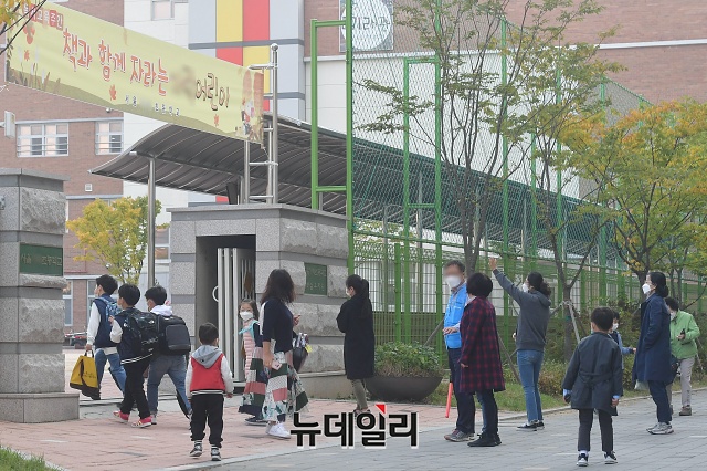 ▲ 서울 시내 한 초등학교에서 초등학생들이 등교하고 있는 모습. ⓒ권창회 기자