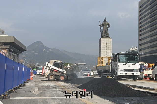 ▲ 17일 광화문광장 재정비 공사현장. 서정협 서울시장권한대행이 공사를 강행하는 것을 두고 혈세낭비와 권한 남용이란 비판이 나온다. ⓒ권창회 기자