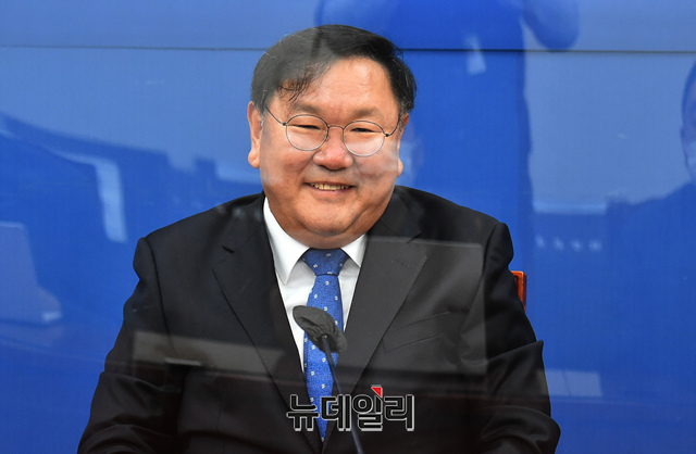 ▲ 김태년 더불어민주당 원내대표가 18일 뉴데일리를 비롯한 국회 인터넷기자단 인터뷰에 참석한 모습. ⓒ이종현 기자