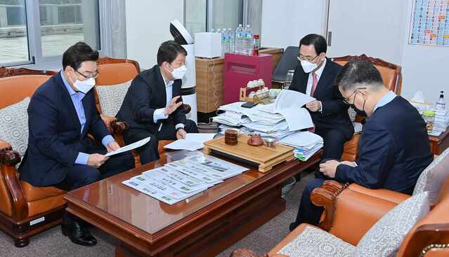 ▲ 권영진 시장(왼쪽 두번째)이 주호영 국민의힘 원내대표를 만나 국비확보를 요청하고 있다.ⓒ대구시