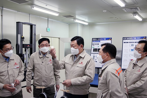 ▲ 신동빈 롯데 회장(가운데)이 지난 18일 롯데정밀화학 울산공장을 찾아 현장을 점검하고 있다. ⓒ롯데