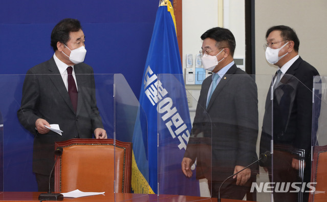 ▲ 더불어민주당 이낙연 대표, 김태년 원내대표, 윤호중 국회 법사위원장이 19일 서울 여의도 국회에서 열린 더불어민주당 소속 법사위원과 간담회에 참석하고 있다. ⓒ뉴시스