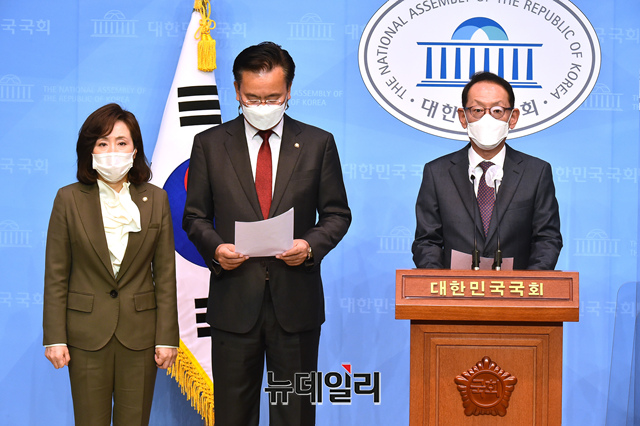 ▲ 국회 법제사법위원회 야당 간사인 김도읍 국민의힘 의원 등 소속의원들이 19일 오전 국회 소통관에서 공수처장 후보 추천 무산 관련 기자회견을 갖고 있다. ⓒ이종현 기자