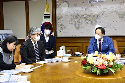 ▲ 임준택 수협회장(오른쪽)은 19일 수협중앙회를 방문한 일본 대사관 측에 후쿠시마 원전 오염수 해양방출 계획 철회를 요구했다.ⓒ수협