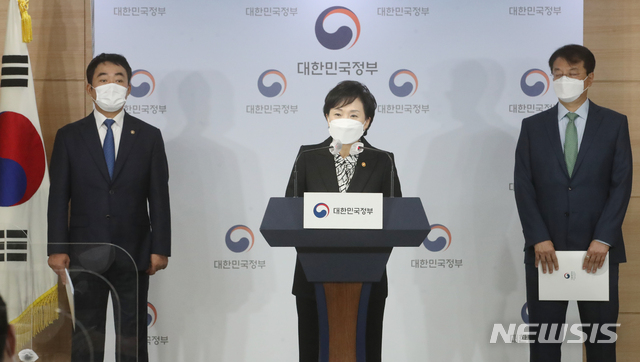 ▲ 김현미 국토교통부 장관이 19일 오전 서울 종로구 정부서울청사 합동브리핑실에서 서민·중산층 주거안정 지원방안  발표를 하고 있다. ⓒ뉴시스