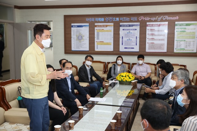 ▲ 지난 9월 포항해양과학고를 방문한 이강덕 시장이 교육부 관계자들에게 마이스터고 지정을 위한 설명을 하고 있다.ⓒ포항시
