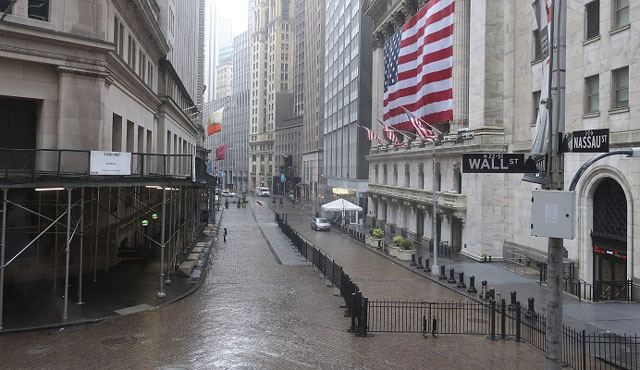 ▲ 지난 4월 일시적 셧다운 조치 당시 미국 뉴욕 월스트리트 모습. ⓒ뉴시스 AP. 무단전재 및 재배포 금지.
