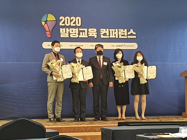 ▲ ‘2020년도 대한민국 발명교육대상’시상모습(왼쪽 첫번째 남장협 선생, 두번째 신동훈 선생).ⓒ경북교육청