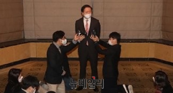 ▲ 우기홍 대한항공 사장(가운데)이 20일 서울 소공동 롯데호텔에서 대한상의 관광산업위원회 회의가 끝난 후 취재진의 질문에 답하고 있다. ⓒ뉴데일리