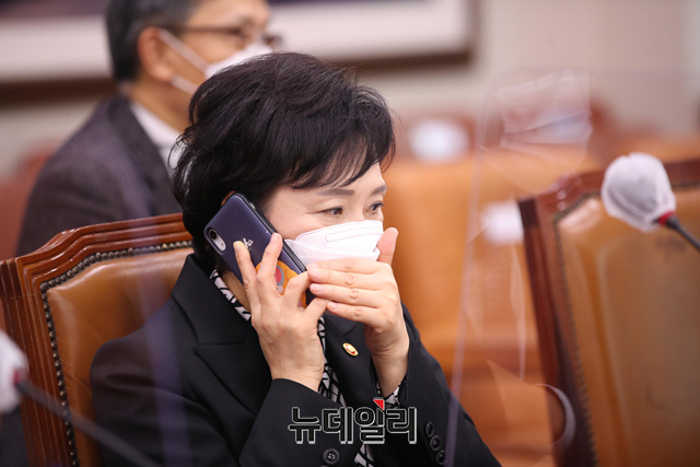 ▲ 지난 19일 국회 국토교통위원회에 출석한 김현미(사진) 국토교통부 장관.ⓒ이종현 기자 (사진=공동취재단)
