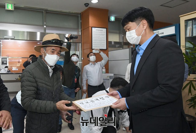 ▲ 지난 4일 국방부에 정보공개 청구를 이래진 씨. 이 씨는 북한에 살해당한 해양수산부 공무원의 형이다. ⓒ뉴데일리 DB.