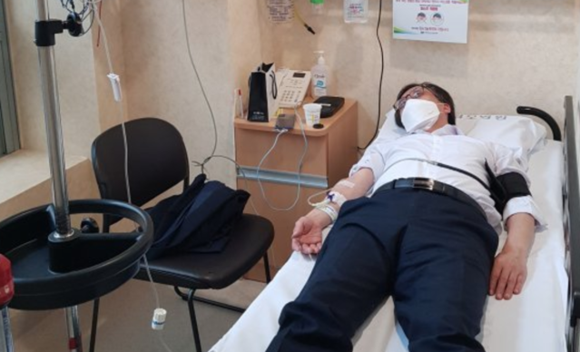 ▲ 정진웅 당시 서울중앙지검 형사1부 부장검사는 지난 7월 29일 한동훈 검사장과의 물리적 충돌 직후 서울성모병원에 입원한 본인의 사진을 언론에 공개했다. ⓒ서울중앙지검