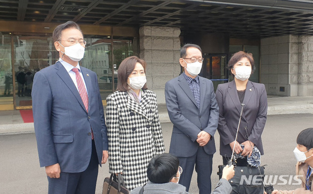 ▲ 국민의힘 법제사법위원회 위원들이 20일 오전 고위공직자범죄수사처(공수처)법의 위헌 심판을 서둘러 달라며 헌법재판소에 항의 방문했다. ⓒ뉴시스