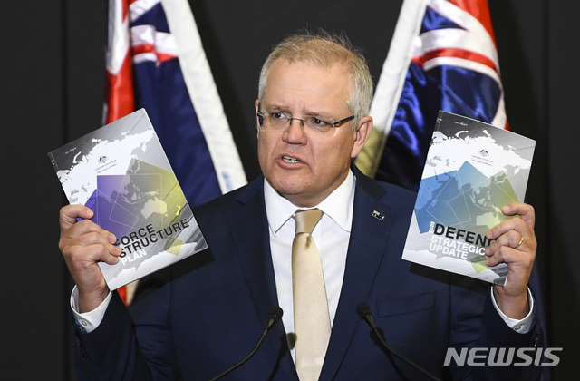 ▲ 스콧 모리슨 호주총리가 대중 군사력 강화를 위한 군 구조개혁 보고서를 들어 보이고 있다. ⓒ뉴시스 AP. 무단전재 및 재배포 금지.