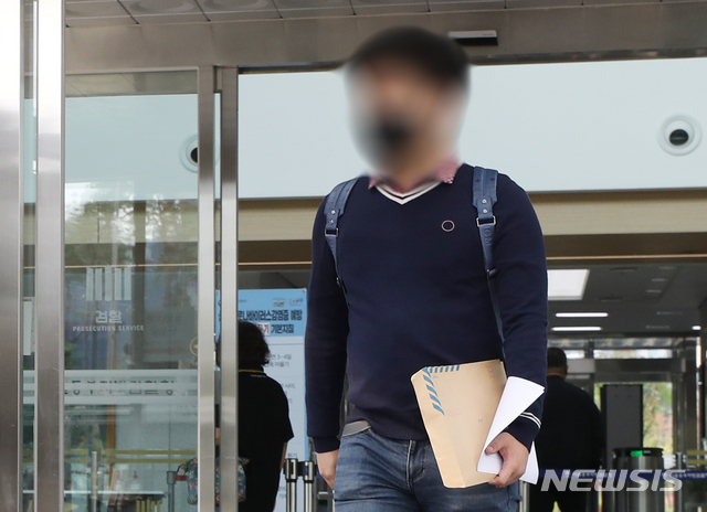 ▲ 추미애 법무부 장관 아들 서모씨 ‘휴가 미복귀 의혹’을 제기했던 카투사 당직사병 현모씨가 10월 12일 오후 서울 송파구 서울동부지방검찰청에서 추 장관 등을 명예훼손 혐의로 검찰에 고소, 소장을 접수한 뒤 나서고 있다. ⓒ뉴시스