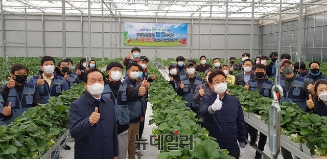 ▲ 행사에는 이철우 경북도지사, 김주수 의성군수, 남진복 도의회 농수산위원장, 배광우 의성군의회 의장, 김수문, 임미애 도의원 등이 청년농업인 스마트팜 창업실습교육장을 둘러보고 엄지척을 하고 있다.ⓒ뉴데일리 박진호 기자