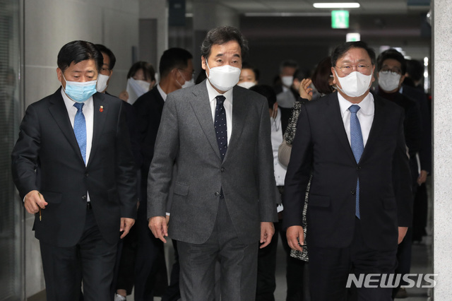 ▲ 더불어민주당 이낙연 대표와 김태년 원내대표가 20일 오전 서울 여의도 국회 의원회관에서 열리는 확대간부회의에 참석하고 있다. ⓒ뉴시스