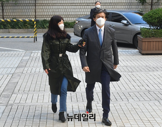 ▲ 조국 전 법무부 장관이 3일 오전 서울 서초구 서울중앙지법에서 열린 공판에 출석하고 있다. ⓒ권창회 기자