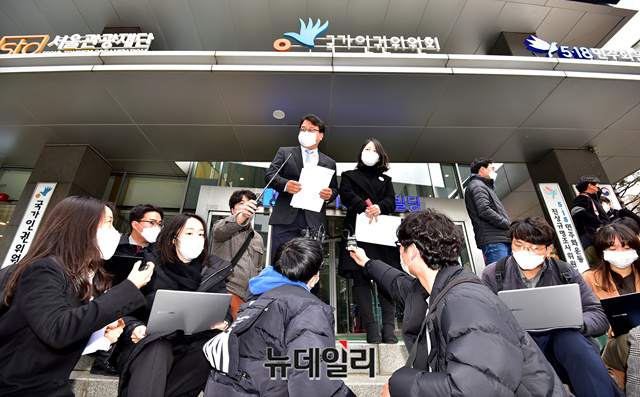 ▲ 북한군에 피격돼 숨진 공무원의 부인이 법률대리인과 20일 오후 서울 중구 국가인권위원회에서 진정서 제출 기자회견을 하고 있다. ⓒ정상윤 기자