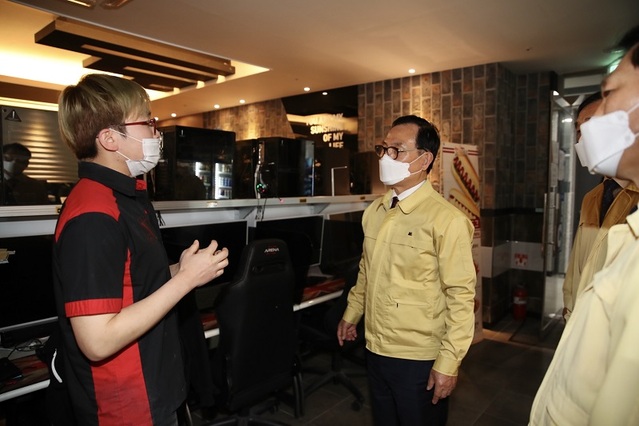 ▲ 박상돈 천안시장이 관내 업소를 방문, 코로나19 방역수칙을 제대로 지키고 있는지 점검하고 있다.ⓒ천안시
