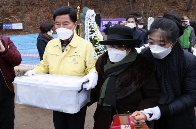 ▲ 대전 황인호 동구청장이 지난 20일 낭월동에서 곤룡골 한국전쟁 민간인 희생자 유해 봉안식을 개최했다.ⓒ대전동구청