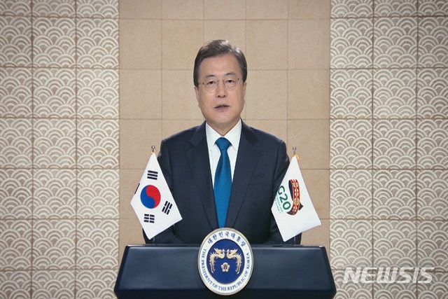 ▲ 문재인 대통령이 지난 21일 청와대에서 G20 화상 정상회의(1일차) 부대행사를 통해 영상메시지를 전하고 있다.ⓒ뉴시스