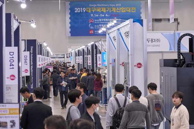 ▲ 대구국제기계산업대전은 2012년부터 기계‧부품‧로봇 3개 부문 전시회를 통합했고, 2017년부터 대구 글로벌 로봇비즈니스 포럼도 통합해 매년 개최하고 있다. 사진은 지난해 열린 대구국제기계산업대전.ⓒ대구시