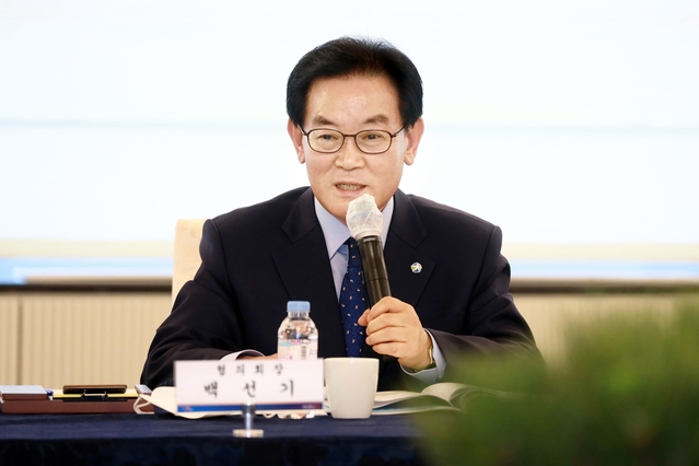 ▲ 백선기 경상북도시장군수협의회장(칠곡군수)은 “김해신공항검증위원회의 이번 결정은 신공항 건설사업의 원칙과 공정, 절차적 정당성을 부정했다. 정권과 단체장이 바뀌었다고 합의를 번복하면 국가정책에 대한 기본 신뢰가 훼손된다”고 주장했다.ⓒ칠곡군