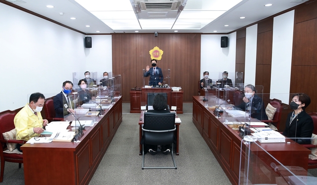 ▲ 대구시의회 경제환경위원회(위원장 홍인표)는 지난 20일 엑스코에 대한 행정사무감사를 열고 2021년 준공예정인 제2전시장의 활성화 방안 마련을 촉구했다.ⓒ대구시의회