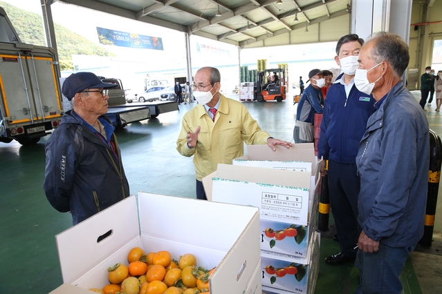 ▲ 이승율 군수(중간)가 시행한 원과 수매는 청도반시의 분산출하 및 가격 상승을 유도하는데 크게 일조했다.ⓒ청도군