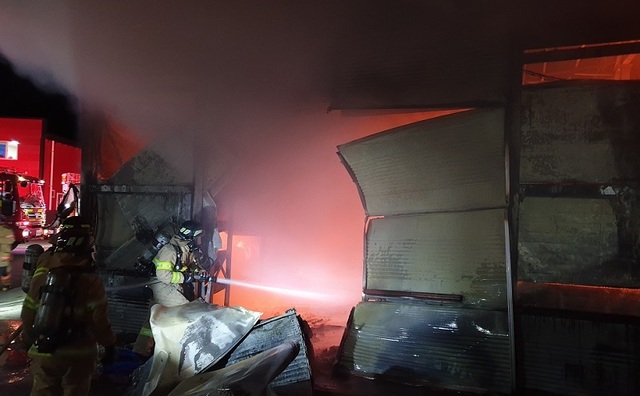 ▲ 23일 오전 2시 11분쯤 충북 옥천군 옥천읍 소재 자동차 부품 제조공장에서 불이 나 소방서 추산 3억7000만원 상당의 피해를 입었다.ⓒ충북소방본부