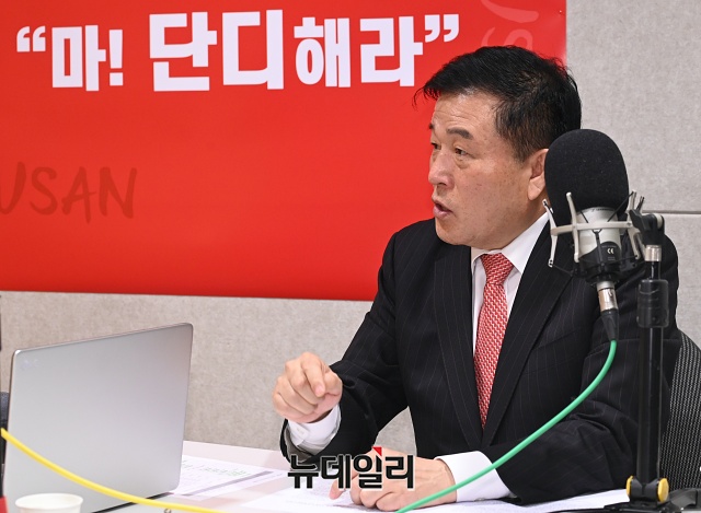 ▲ 인터넷 정론지 '뉴데일리'가 오는 25일부터 유튜브 채널 뉴데일리 TV를 통해 '국민의힘 부산시장 출마 예상자 릴레이 인터뷰'를 방송한다. 사진은 19일 인터뷰 녹화를 마친 이진복 전 국민의힘 국회의원의 모습. ⓒ권창회 기자